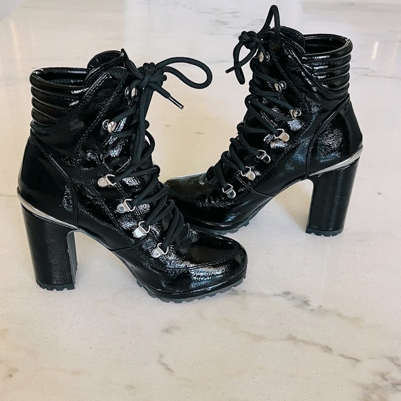 DKNY Women’s Lenin Lace Up Boots - Picture 7 of 8